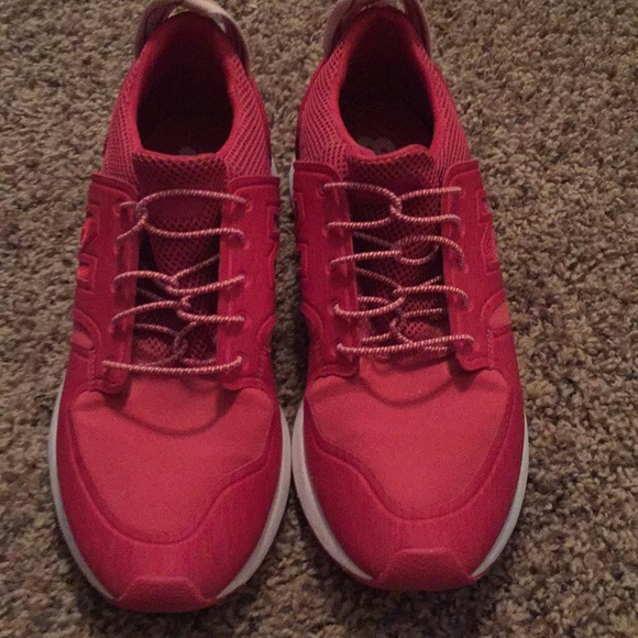 ladies red tennis shoes